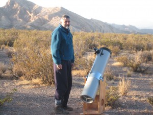 Carlos Bello junto al telescopio de su fabricación, con un potente aumento y gran captación de luz, lo que nos permitió ver objetos distntantes como la galaxia de Andrómeda.
