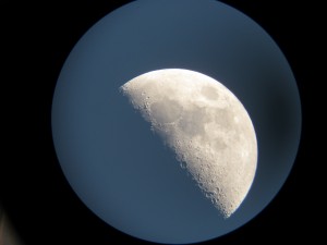 La luna vista desde el telescopio adaptado a la camara fotográfica.